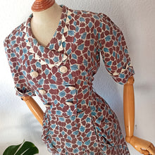 Cargar imagen en el visor de la galería, 1940s - Exquisite Peplum Ceramic Buttons Rayon Dress - W28.5 (72cm)