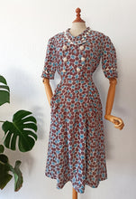 Cargar imagen en el visor de la galería, 1940s - Exquisite Peplum Ceramic Buttons Rayon Dress - W28.5 (72cm)