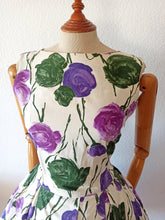 Charger l'image dans la galerie, 1950s - Stunning Purple Roses Cotton Dress - W26 (66cm)
