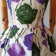 Charger l'image dans la galerie, 1950s - Stunning Purple Roses Cotton Dress - W26 (66cm)