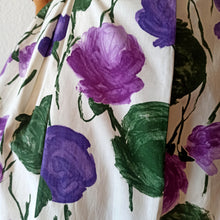 Charger l'image dans la galerie, 1950s - Stunning Purple Roses Cotton Dress - W26 (66cm)