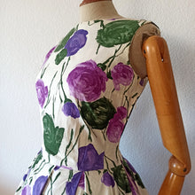 Charger l'image dans la galerie, 1950s - Stunning Purple Roses Cotton Dress - W26 (66cm)