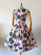 Charger l'image dans la galerie, 1950s - Stunning Purple Roses Cotton Dress - W26 (66cm)