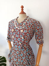 Cargar imagen en el visor de la galería, 1940s - Exquisite Peplum Ceramic Buttons Rayon Dress - W28.5 (72cm)