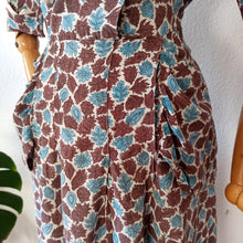 Cargar imagen en el visor de la galería, 1940s - Exquisite Peplum Ceramic Buttons Rayon Dress - W28.5 (72cm)