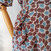 Cargar imagen en el visor de la galería, 1940s - Exquisite Peplum Ceramic Buttons Rayon Dress - W28.5 (72cm)