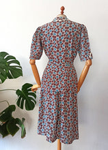 Cargar imagen en el visor de la galería, 1940s - Exquisite Peplum Ceramic Buttons Rayon Dress - W28.5 (72cm)