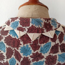 Cargar imagen en el visor de la galería, 1940s - Exquisite Peplum Ceramic Buttons Rayon Dress - W28.5 (72cm)