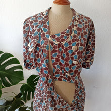 Cargar imagen en el visor de la galería, 1940s - Exquisite Peplum Ceramic Buttons Rayon Dress - W28.5 (72cm)