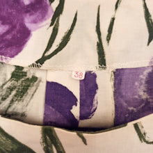 Charger l'image dans la galerie, 1950s - Stunning Purple Roses Cotton Dress - W26 (66cm)
