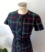 Charger l'image dans la galerie, 1960s - Elegant Tartan Wool Belted Dress - W33 (84cm)