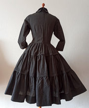 Cargar imagen en el visor de la galería, 1940s 1950s - Outstanding Beauty Grey Dress - W28.5 (72cm)