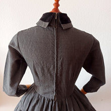 Cargar imagen en el visor de la galería, 1940s 1950s - Outstanding Beauty Grey Dress - W28.5 (72cm)