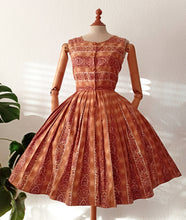 Charger l'image dans la galerie, 1950s 1960s - Gorgeous Autumnal Floral Print Cotton Dress - W25 (64cm)