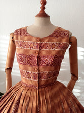 Charger l'image dans la galerie, 1950s 1960s - Gorgeous Autumnal Floral Print Cotton Dress - W25 (64cm)