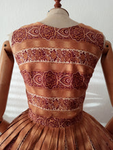 Charger l'image dans la galerie, 1950s 1960s - Gorgeous Autumnal Floral Print Cotton Dress - W25 (64cm)