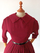 Charger l'image dans la galerie, 1950s - WÜNDISCH, Augsburg - Gorgeous Red & Black Dress - W26 (66cm)