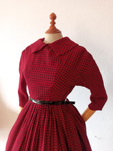 Charger l'image dans la galerie, 1950s - WÜNDISCH, Augsburg - Gorgeous Red & Black Dress - W26 (66cm)