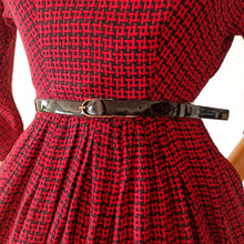 Charger l'image dans la galerie, 1950s - WÜNDISCH, Augsburg - Gorgeous Red & Black Dress - W26 (66cm)