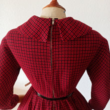 Charger l'image dans la galerie, 1950s - WÜNDISCH, Augsburg - Gorgeous Red & Black Dress - W26 (66cm)