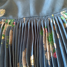 Cargar imagen en el visor de la galería, 1940s - R&K Originals, USA - Exquisite Floral Silk Crepe Dress - W25 (64cm)