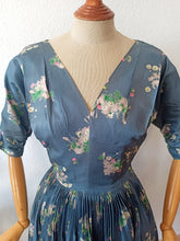 Cargar imagen en el visor de la galería, 1940s - R&K Originals, USA - Exquisite Floral Silk Crepe Dress - W25 (64cm)
