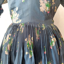Cargar imagen en el visor de la galería, 1940s - R&K Originals, USA - Exquisite Floral Silk Crepe Dress - W25 (64cm)