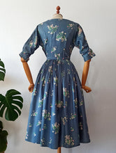 Cargar imagen en el visor de la galería, 1940s - R&K Originals, USA - Exquisite Floral Silk Crepe Dress - W25 (64cm)