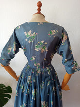 Cargar imagen en el visor de la galería, 1940s - R&K Originals, USA - Exquisite Floral Silk Crepe Dress - W25 (64cm)