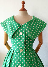 Charger l'image dans la galerie, 1950s - Iconic Adorable Green Dotted Cotton Dress - W27 (68cm)