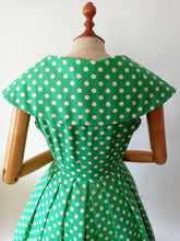 Charger l'image dans la galerie, 1950s - Iconic Adorable Green Dotted Cotton Dress - W27 (68cm)