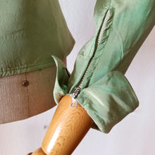 Cargar imagen en el visor de la galería, 1940s - Mabel, Paris - Exquisite Apple Green Soft Taffeta Blouse - W31 (80cm)