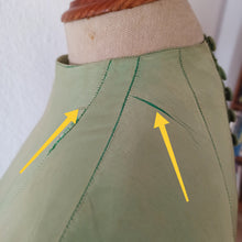 Cargar imagen en el visor de la galería, 1940s - Mabel, Paris - Exquisite Apple Green Soft Taffeta Blouse - W31 (80cm)