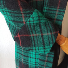 Cargar imagen en el visor de la galería, 1940s - Radical Puff Shoulders Tartan Wool Coat