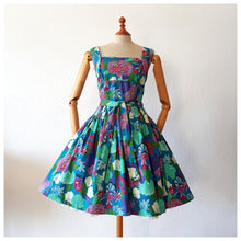 Laden Sie das Bild in den Galerie-Viewer, 1950s 1960s - Gorgeous Colorful Floral Cotton Dress - W30 (76cm)