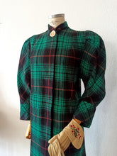 Cargar imagen en el visor de la galería, 1940s - Radical Puff Shoulders Tartan Wool Coat