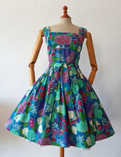 Laden Sie das Bild in den Galerie-Viewer, 1950s 1960s - Gorgeous Colorful Floral Cotton Dress - W30 (76cm)