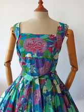 Laden Sie das Bild in den Galerie-Viewer, 1950s 1960s - Gorgeous Colorful Floral Cotton Dress - W30 (76cm)