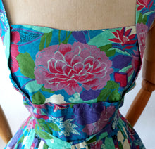 Laden Sie das Bild in den Galerie-Viewer, 1950s 1960s - Gorgeous Colorful Floral Cotton Dress - W30 (76cm)