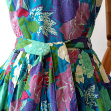 Laden Sie das Bild in den Galerie-Viewer, 1950s 1960s - Gorgeous Colorful Floral Cotton Dress - W30 (76cm)