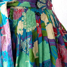 Laden Sie das Bild in den Galerie-Viewer, 1950s 1960s - Gorgeous Colorful Floral Cotton Dress - W30 (76cm)