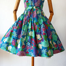 Laden Sie das Bild in den Galerie-Viewer, 1950s 1960s - Gorgeous Colorful Floral Cotton Dress - W30 (76cm)