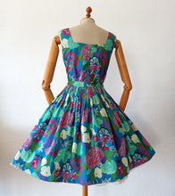 Laden Sie das Bild in den Galerie-Viewer, 1950s 1960s - Gorgeous Colorful Floral Cotton Dress - W30 (76cm)
