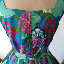 Laden Sie das Bild in den Galerie-Viewer, 1950s 1960s - Gorgeous Colorful Floral Cotton Dress - W30 (76cm)