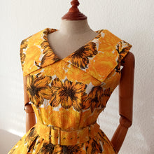 Charger l'image dans la galerie, 1950s - ASTOR, France - Spectacular Roses Floral Print Dress - W28.5 (72cm)
