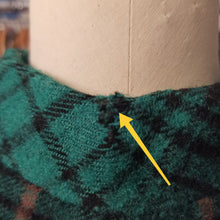 Cargar imagen en el visor de la galería, 1940s - Radical Puff Shoulders Tartan Wool Coat