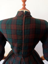 Charger l'image dans la galerie, 1940s 1950s - Outstanding French Plaid Tartan Wool Dress - W26 (66cm)