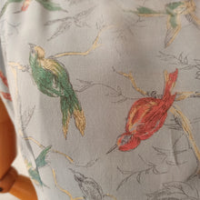 Charger l'image dans la galerie, 1950s - Lovely Birds Novelty Rayon Top - W30 (76cm)