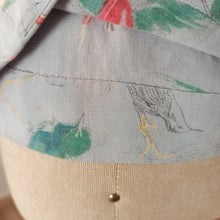 Charger l'image dans la galerie, 1950s - Lovely Birds Novelty Rayon Top - W30 (76cm)