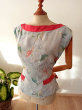 Charger l'image dans la galerie, 1950s - Lovely Birds Novelty Rayon Top - W30 (76cm)